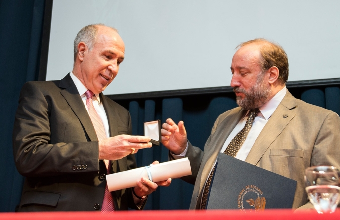 Lorenzetti fue distinguido como Doctor Honoris Causa por la Universidad Nacional de Rosario